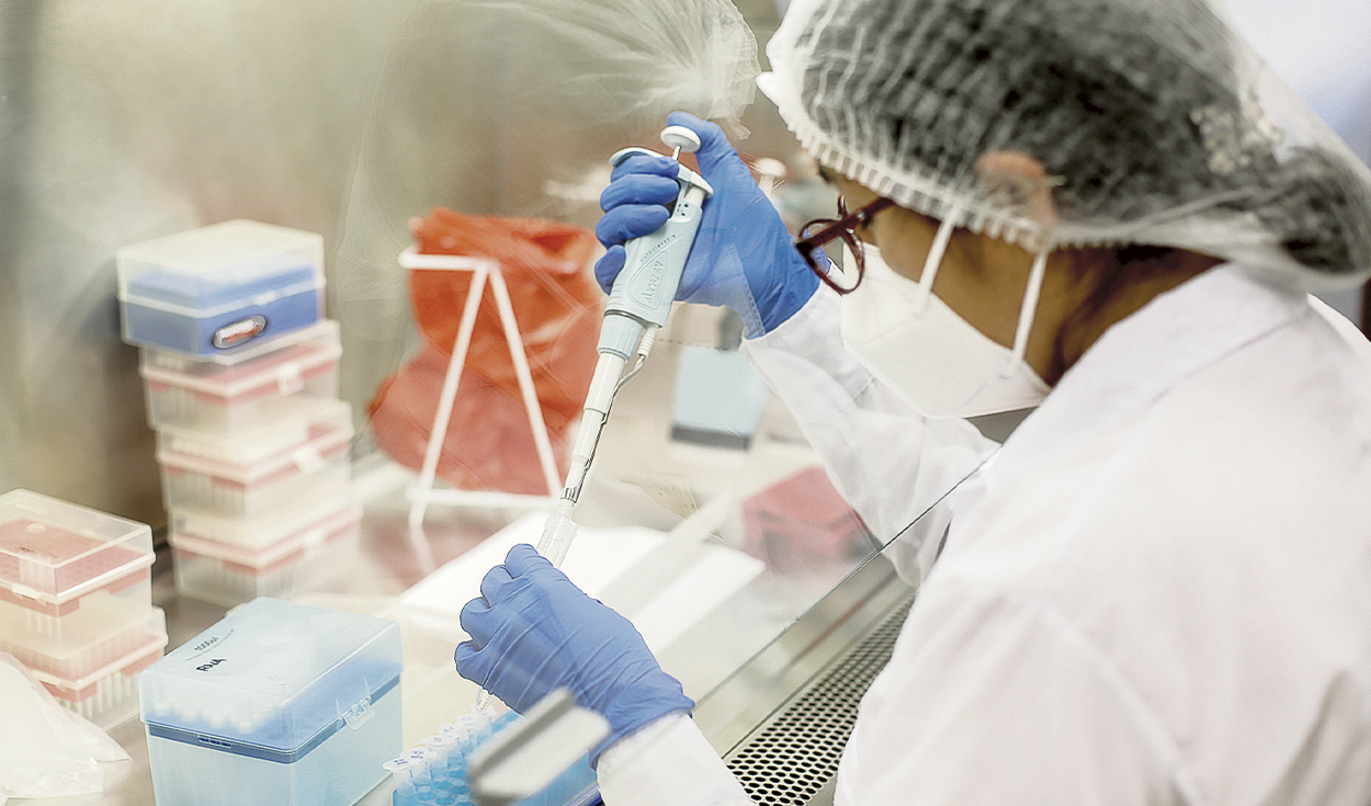 Investigación. INS viene realizando secuenciamiento genético de 300 muestras a la semana para hallar casos Delta y otros. Foto: Antonio Melgarejo / La República