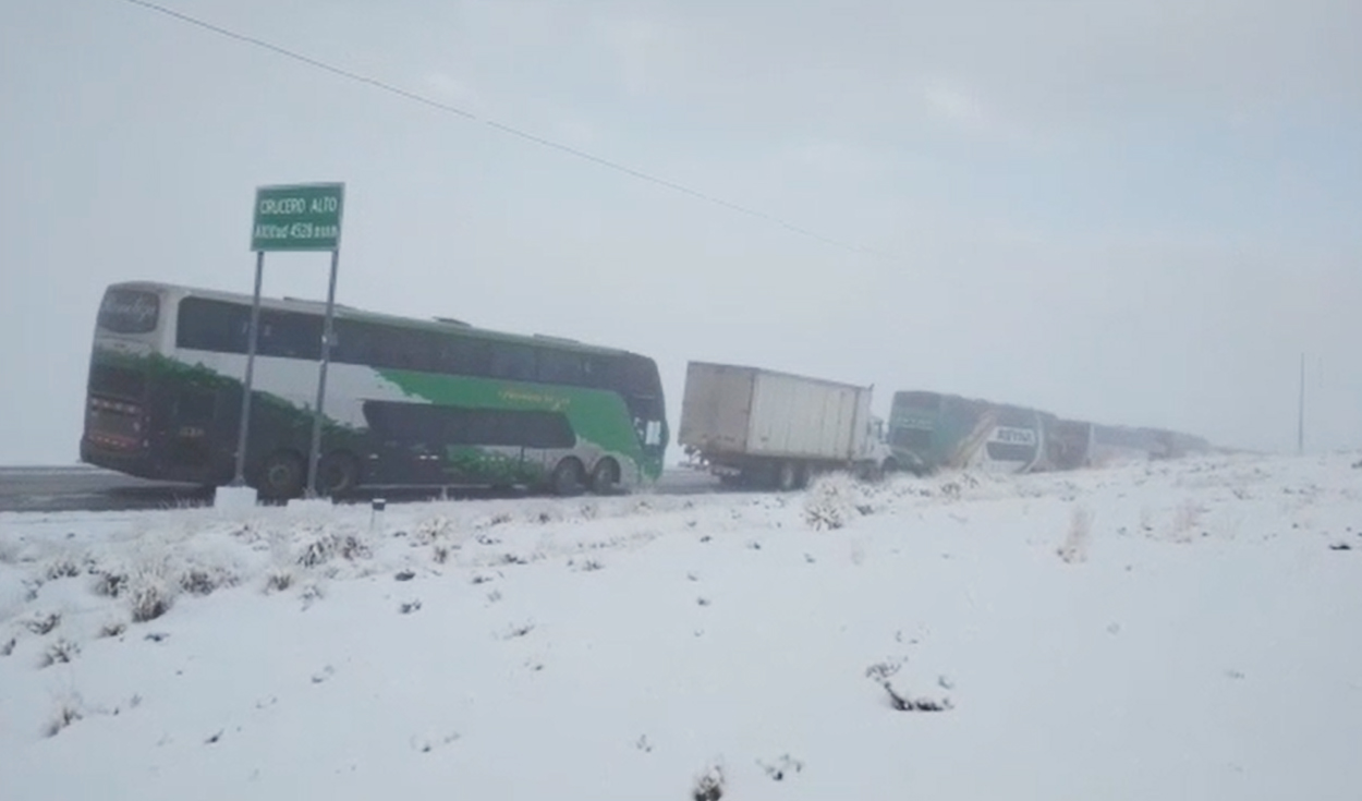 Vehículos varados en la carretera Arequipa-Puno por intensa nevada