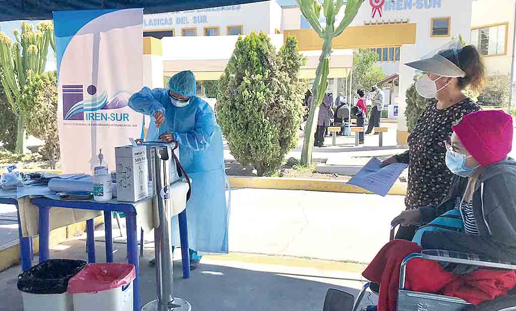 Para llegar a la cima de la montaña Putucusi se debe ascender por una escalera vertical de muchos peldaños. Foto: MachuPicchuTravel.