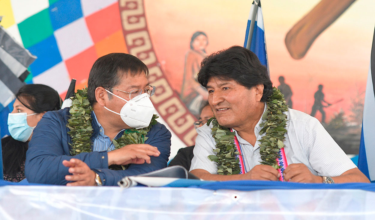 El mandatario Luis Arce (i) y el expresidente Evo Morales saludaron a Pedro Castillo por la supuesta salida del Perú del Grupo de Lima. Foto: EFE
