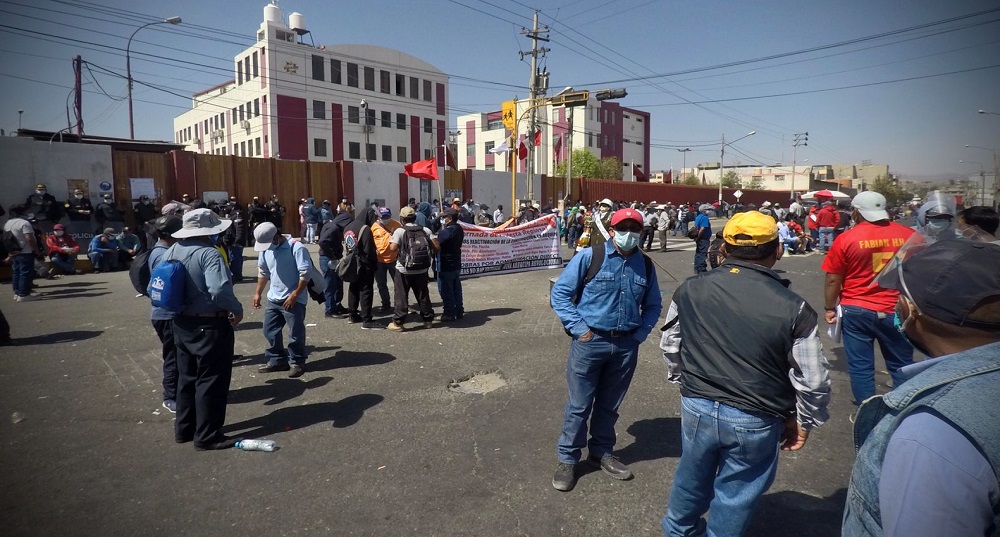 Obreros habían iniciado este lunes un paro indefinido en los exteriores del Gobierno Regional de Arequipa. Foto: Oswald Charca/La República