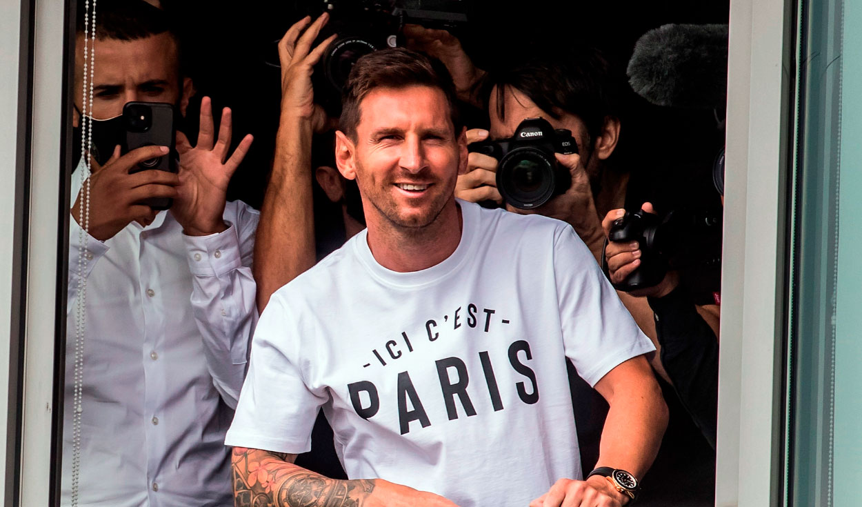 Lionel Messi arribó al aeropuerto francés con un polo de París. Foto: EFE