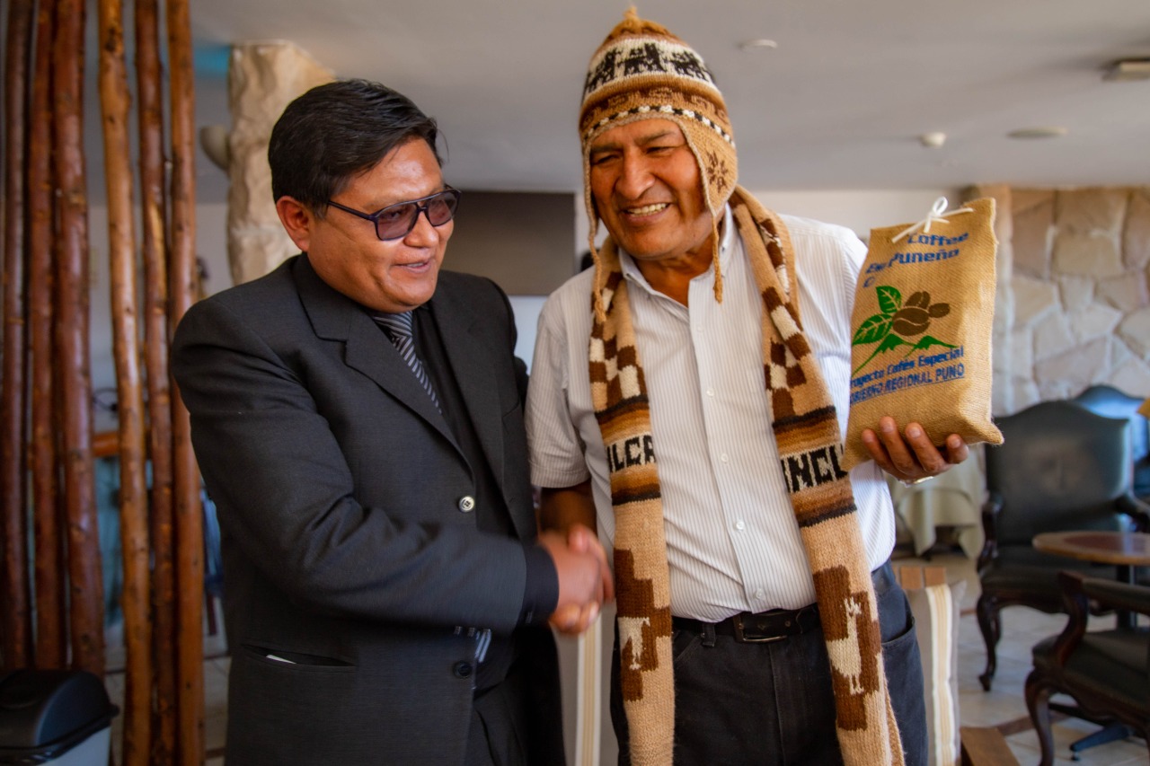Evo Morales, a su paso por Puno, fue recibido por el gobernador regional Juan Luque. Foto: Gore Puno