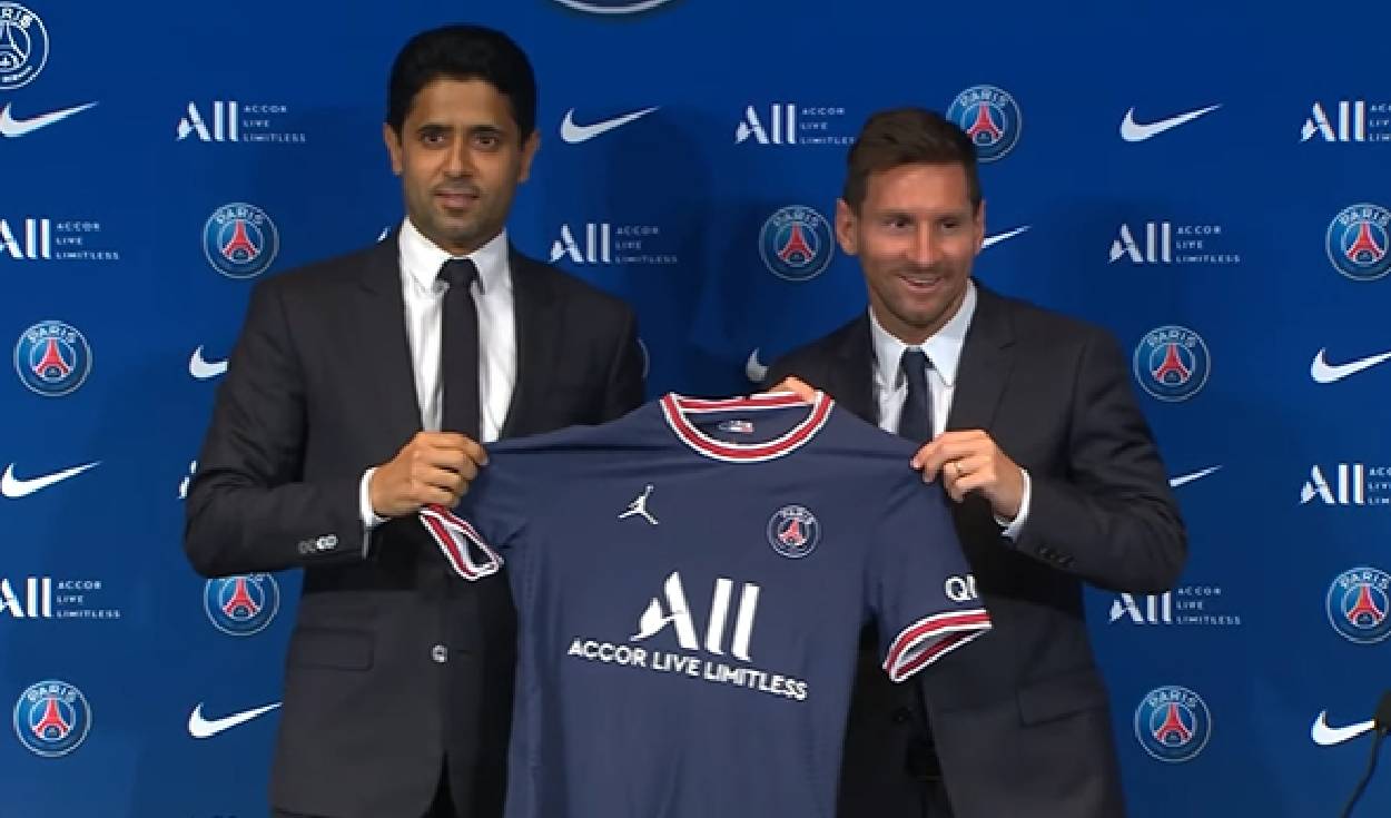 Lionel Messi posa con la camiseta parisina junto al presidente Nasser. Foto: PSG TV