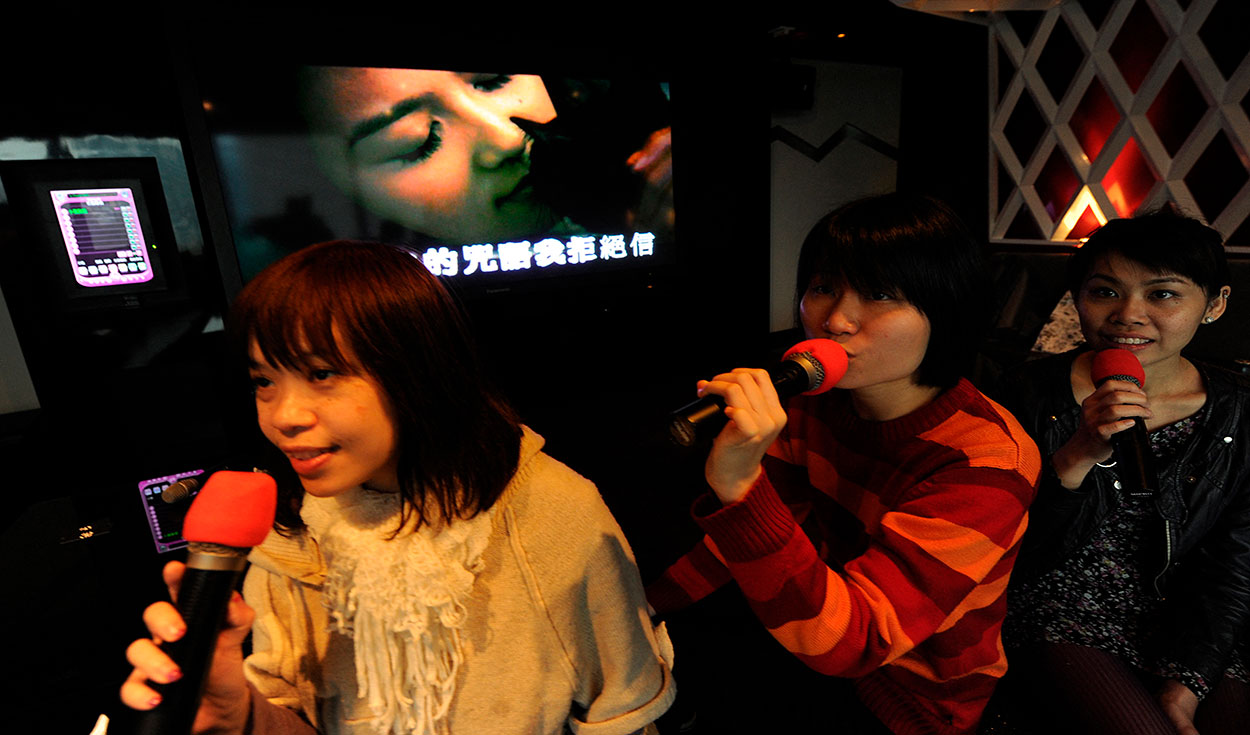 Los karaokes son en China auténticos complejos con salas privadas equipadas con sofás, tabletas táctiles y pantallas gigantes. Foto: AFP