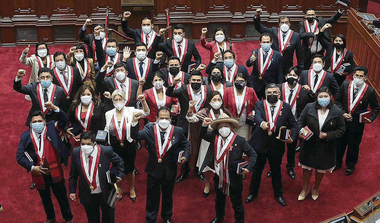 Unidos. Discrepancias en bancada de Perú Libre existen, pero -aseguran- no derivará en divisiones. Por supuesto, por ahora. Foto: EFE-Congreso de la República