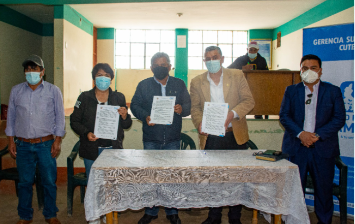 Las autoridades regionales firmaron convenio con la empresa privada para ejecutar proyecto en 365 días. Foto: Gobierno Regional de Cajamarca
