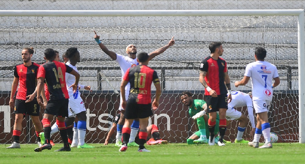 Azmahar Ariano puso el segundo para Sullana antes de acabar el primero tiempo. Foto: Liga 1