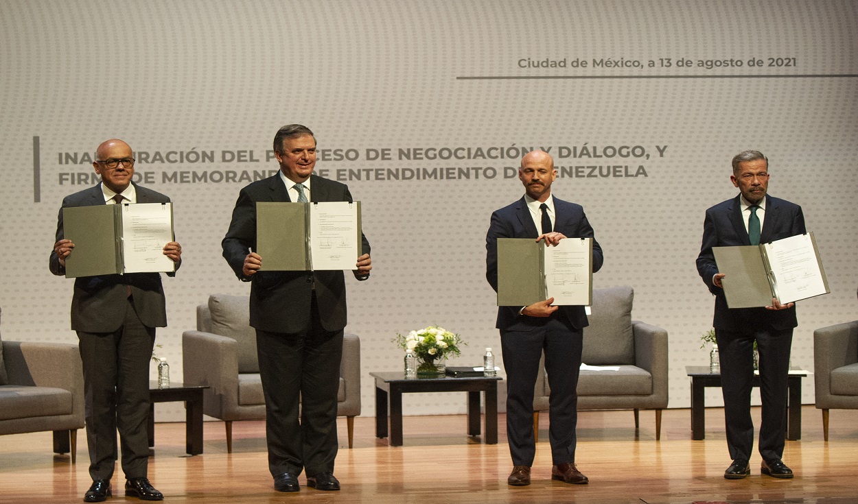 (From L to R) The president of the Venezuelan National Assembly, Jorge Rodriguez, Mexican Foreign Minister Marcelo Ebrard, the Director at NOREF Norwegian Centre for Conflict Resolution, Dag Nylander and the head of the Venezuelan opposition delegation, Gerardo Blyde Perez, hold signed documents during the  launch of negotiations between the Venezuelan government an opposition, at the National Museum of Anthropology in Mexico City on August 13, 2021. - Venezuela's government and opposition launched negotiations on Friday in Mexico that were expected to focus on sanctions and elections to try to end a crippling political and economic crisis. (Photo by CLAUDIO CRUZ / AFP)