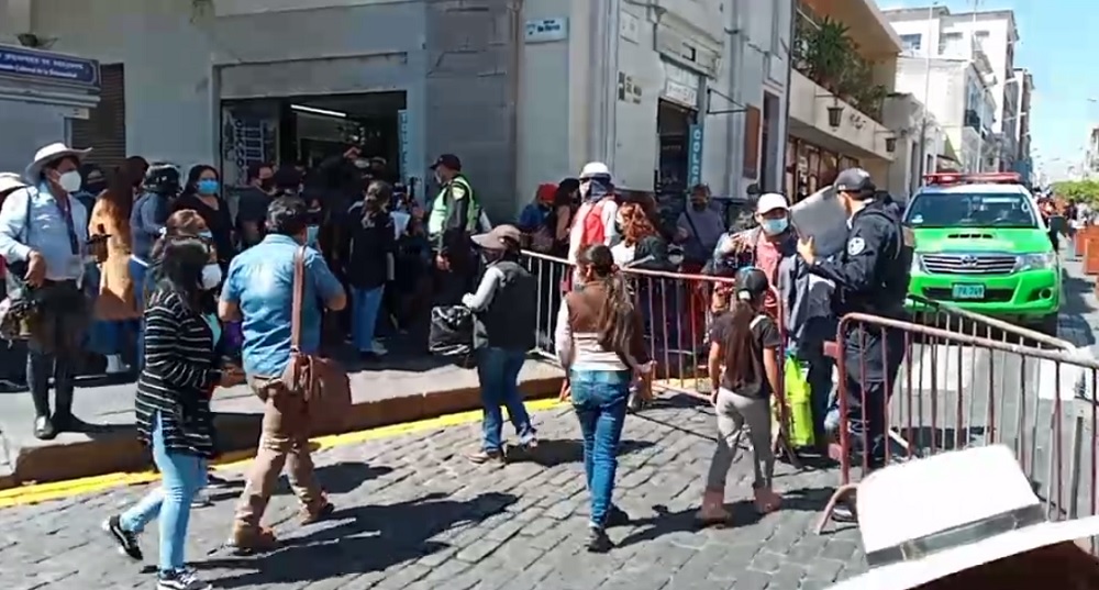 Con vallas metálicas, policías y fiscalizadores impiden ingreso de personas a la plaza de armas. Foto: captura video Último Minuto