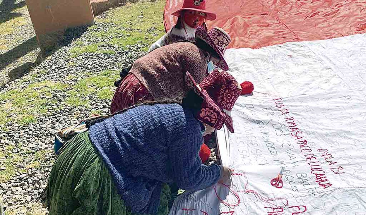 Víctimas de las esterilizaciones en Cusco bordaron sus nombres en bandera
