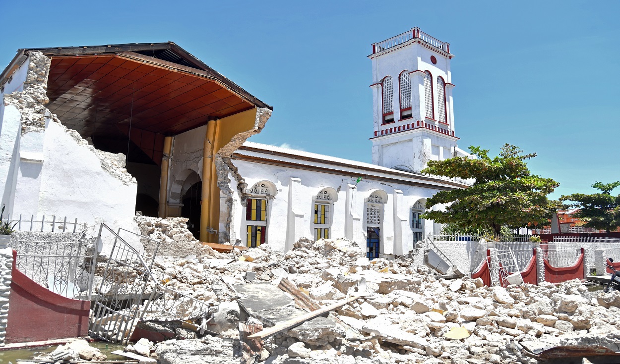 AME8707. PUERTO PRÍNCIPE (HAITÍ), 14/08/2021.-Vista de los daños en edificaciones por el terremoto que afecto al paìs hoy, sábado en Puerto Príncipe. El terremoto de magnitud 7,2 en la escala de Richter que asoló el sur y otras zonas de Haití dejó al menos 304 muertos y cuantiosos daños materiales, agravando la de por si difícil situación del empobrecido país caribeño.  Duples Plymouth
