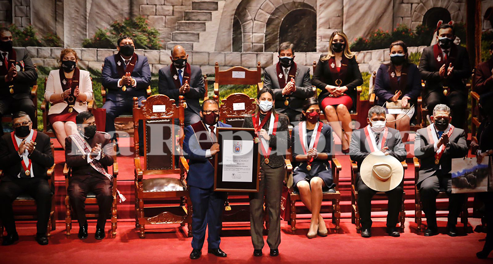 Omar Candia le entregó reconocimiento a la presidenta del Congreso, Maricarmen Alva. Foto: Oswald Charca/La República