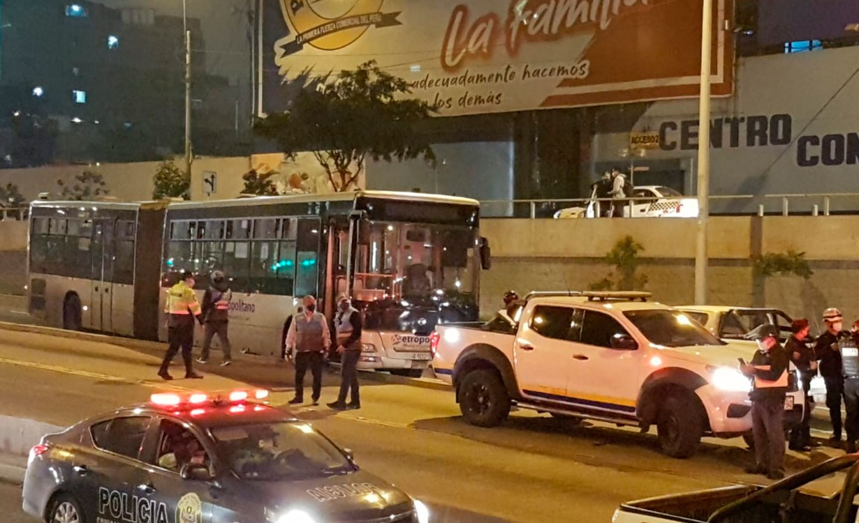 Cercado de Lima: bus del Metropolitano se despista y deja seis heridos