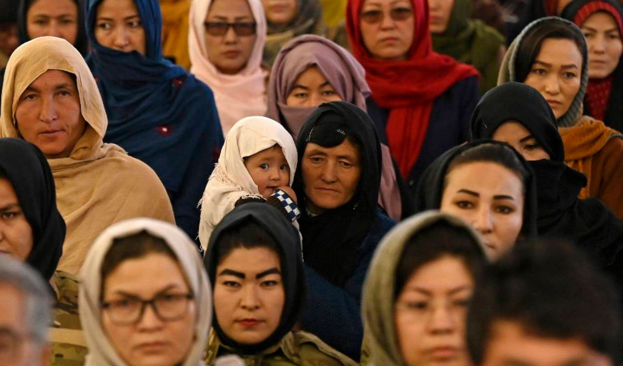 Entre 1996 y 2001, los talibanes aplicaron una versión ultrarigurosa de ley islámica que obligaba a las mujeres a llevar la burka en público. Foto: AFP