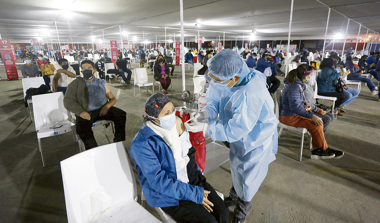 Por turno. Este fin de semana se reanudan los vacunatones en Lima y 16 regiones. El objetivo ahora es completar la protección de los mayores de 38 años. Foto: Félix Contreras/La República