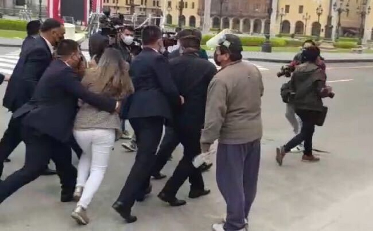 La periodista de TV Perú fue apartada de forma violenta mientras cumplía su labor. Foto: La República