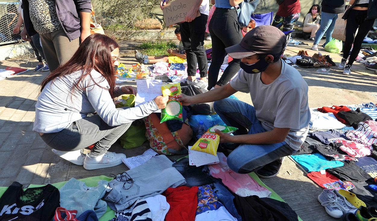 ACOMPAÑA CRÓNICA: ARGENTINA POBREZA. AME9238. MORENO (ARGENTINA), 18/08/2021.- Argentinos intercambian objetos por alimentos, el 6 de agosto de 2021, en Moreno, provincia de Buenos Aires (Argentina). Los argentinos vuelven a recurrir al trueque ante la crisis económica que se profundizó por la pandemia de covid-19, al organizarse para intercambiar prendas, juguetes o electrodomésticos por los alimentos que necesitan para el día. EFE/ Enrique García Medina