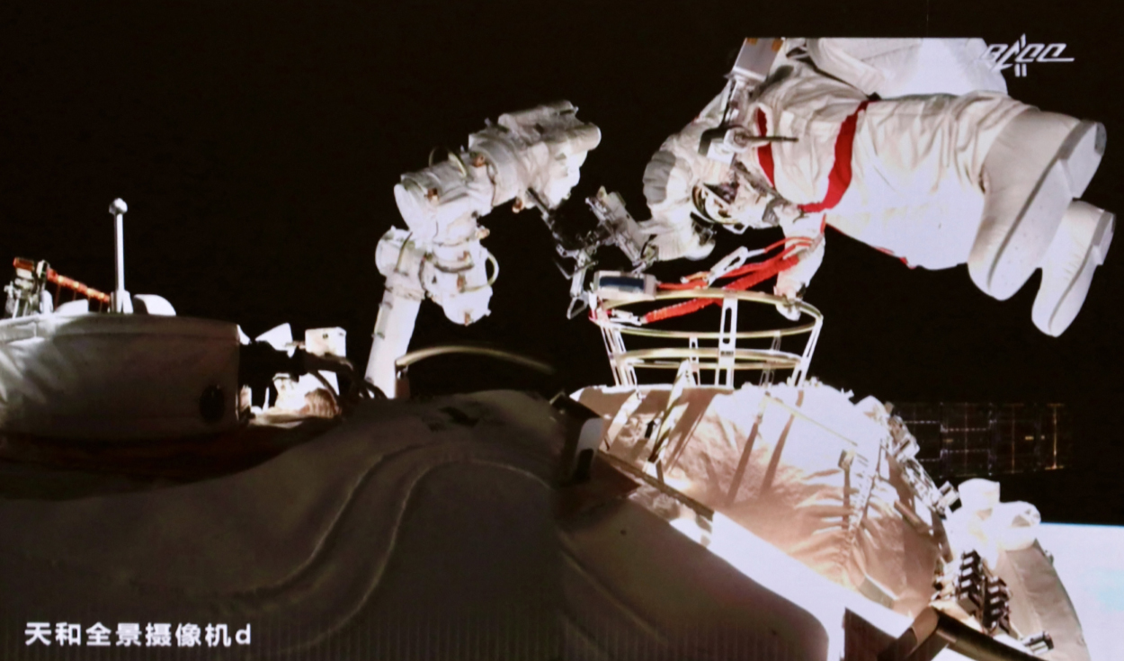 Imágenes de televisión pública CCTV mostraron a los astronautas trabajando en el exterior de la nave. Foto: AFP
