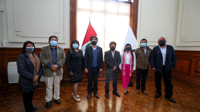 Gobernador de Cusco estuvo acompañado de comitiva. Foto: PCM