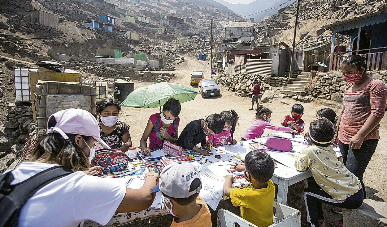 No paran. En algunos sectores de Lima los docentes reúnen a sus alumnos al aire libre para darles clases. Así evitan los contagios. Foto: John Reyes / La República