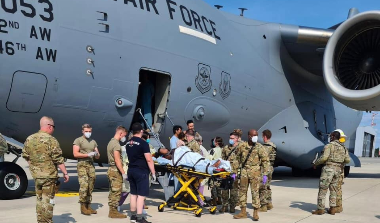 En la foto, el personal de apoyo médico del 86th Medical Group ayuda a una madre afgana y a su familia en un C-17 de la Fuerza Aérea de los EE. UU. Foto: @AirMobilityCmd / Twitter