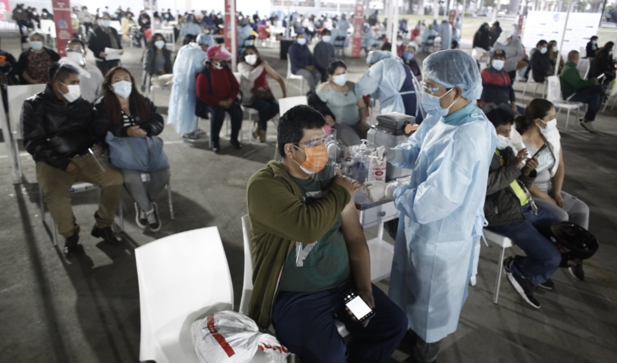 Las personas de 36 años a más en Lima y Callao podrán participar de la sexta Vacunatón. Foto: Antonio Melgarejo/La República