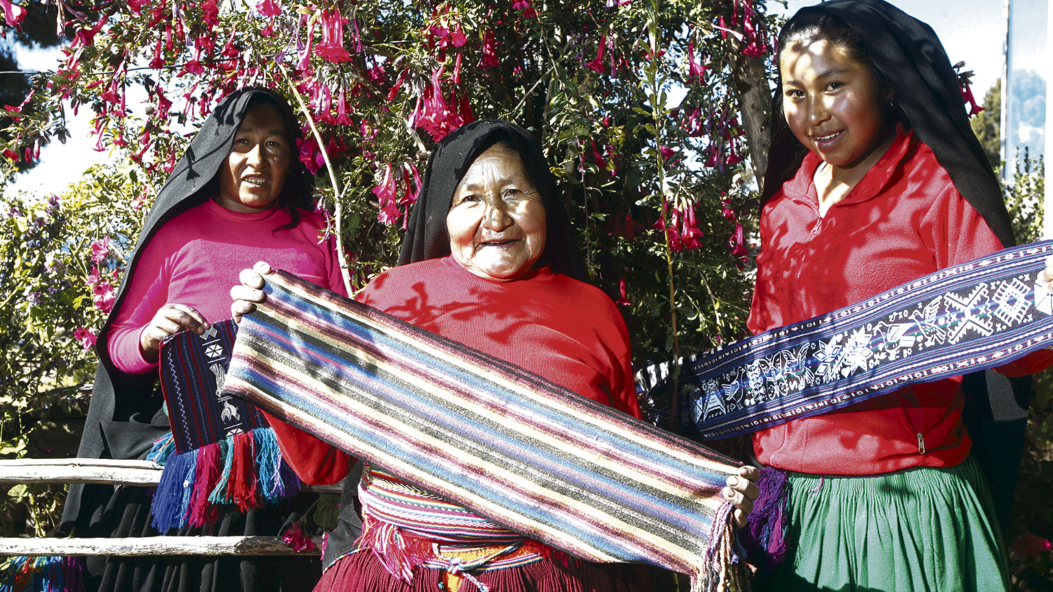 Puno: tejedores que preservan tradiciones ancestrales en el lago Titicaca