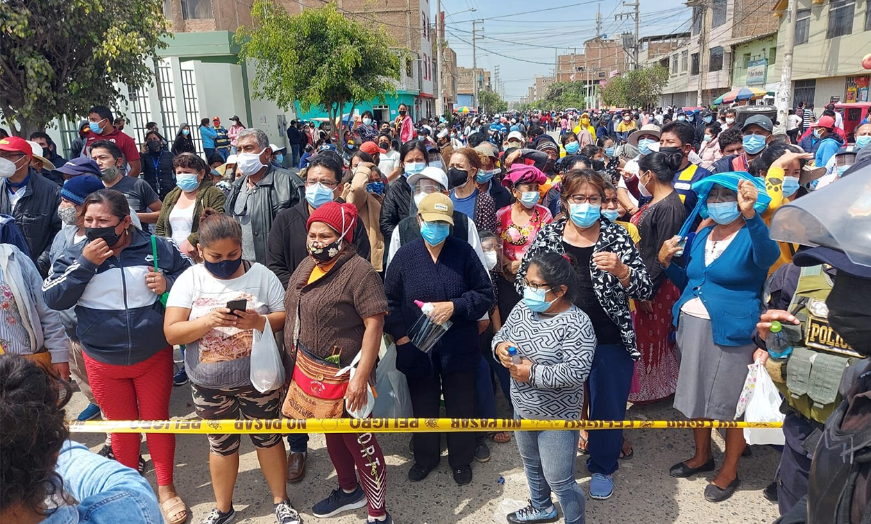 Cientos de personas participan de vacunatón. Foto: Clinton Medina/La República.
