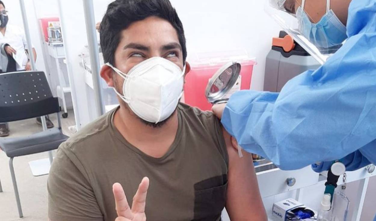 Erick Elera fue inmunizado y sus amigos celebraron la noticia. Foto: Instagram