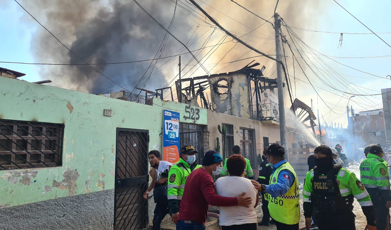 Hasta el momento se desconocen las causas del incendio, el cual empezó a la 1.30 de la tarde de este sábado 28 de agosto. Foto: Raúl Egusquiza/URPI-LR