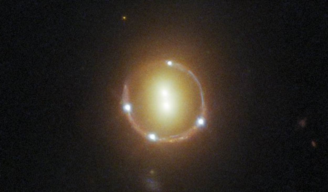 Aunque en apariencia parecen seis galaxias, se trata de dos en el centro del anillo y otra en segundo plano distorsionada por la fuerza gravitacional. Foto: ESA/HUBBLE/NASA