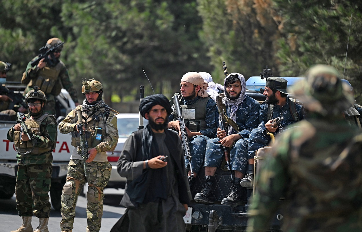 Combatientes talibanes vigilan junto con otros combatientes en una calle de Kabul. Foto: AFP