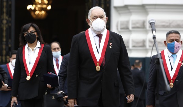 Los 9 integrantes de Renovación Popular, incluyendo a Jorge Montoya, votaron contra la confianza. Foto: GLR.