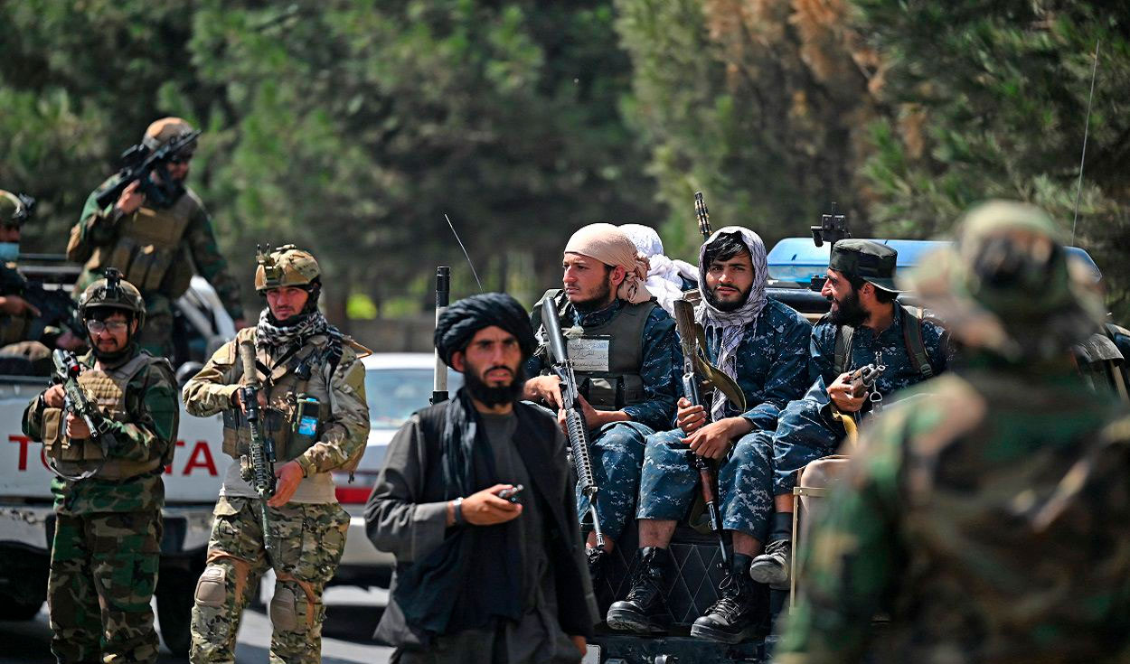 Combatientes talibanes vigilan una calle de Kabul. Foto: AFP