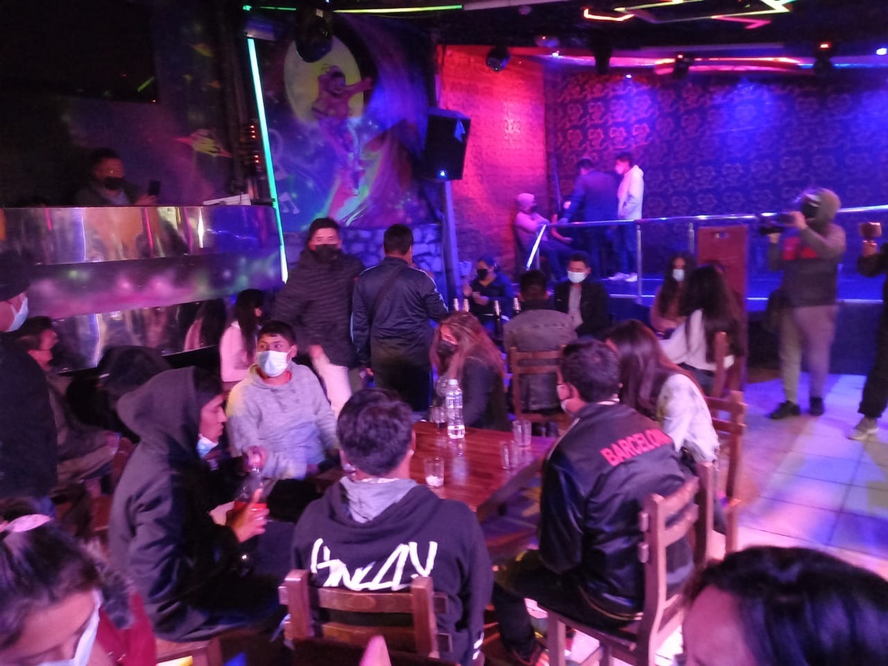 Los infractores libaban alcohol al interior de la discoteca. Foto: referencial/ PNP