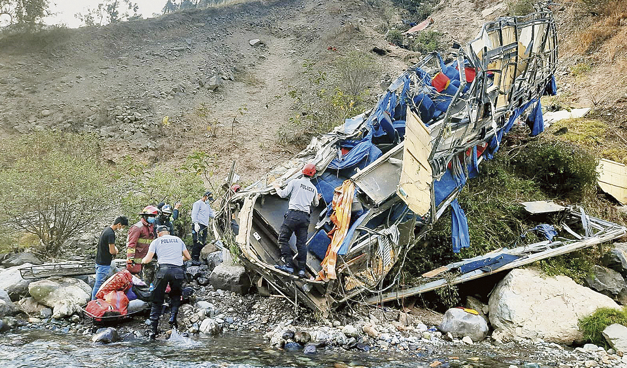 Tragedia. El bus de León Express con 56 ocupantes rodó hacia un abismo de más de cien metros tras chocar contra un cerro. Ocurrió a las 4 de la mañana. Foto: difusión