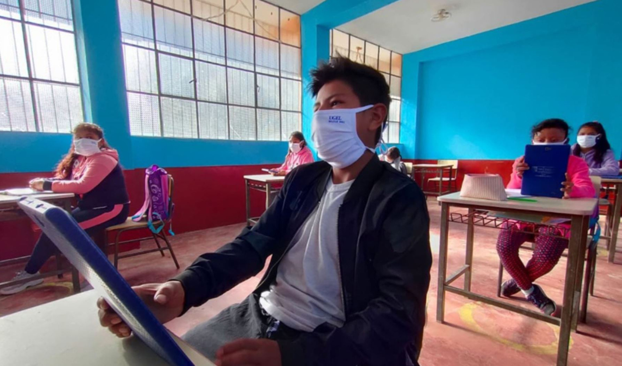 Estudiantes tendrán que respetar el distanciamiento social y usar la mascarilla al interior de las aulas. Foto: Andina