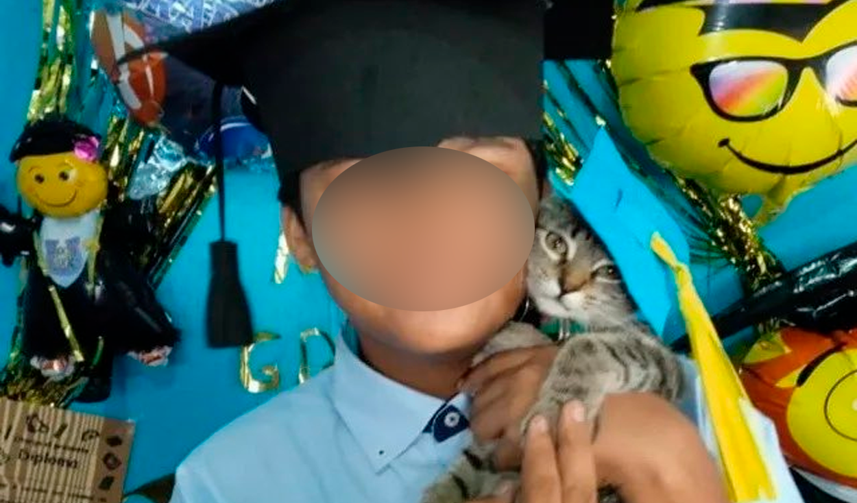 El pequeño decidió que su mascota participe de las fotos de graduación. Foto: captura de Facebook