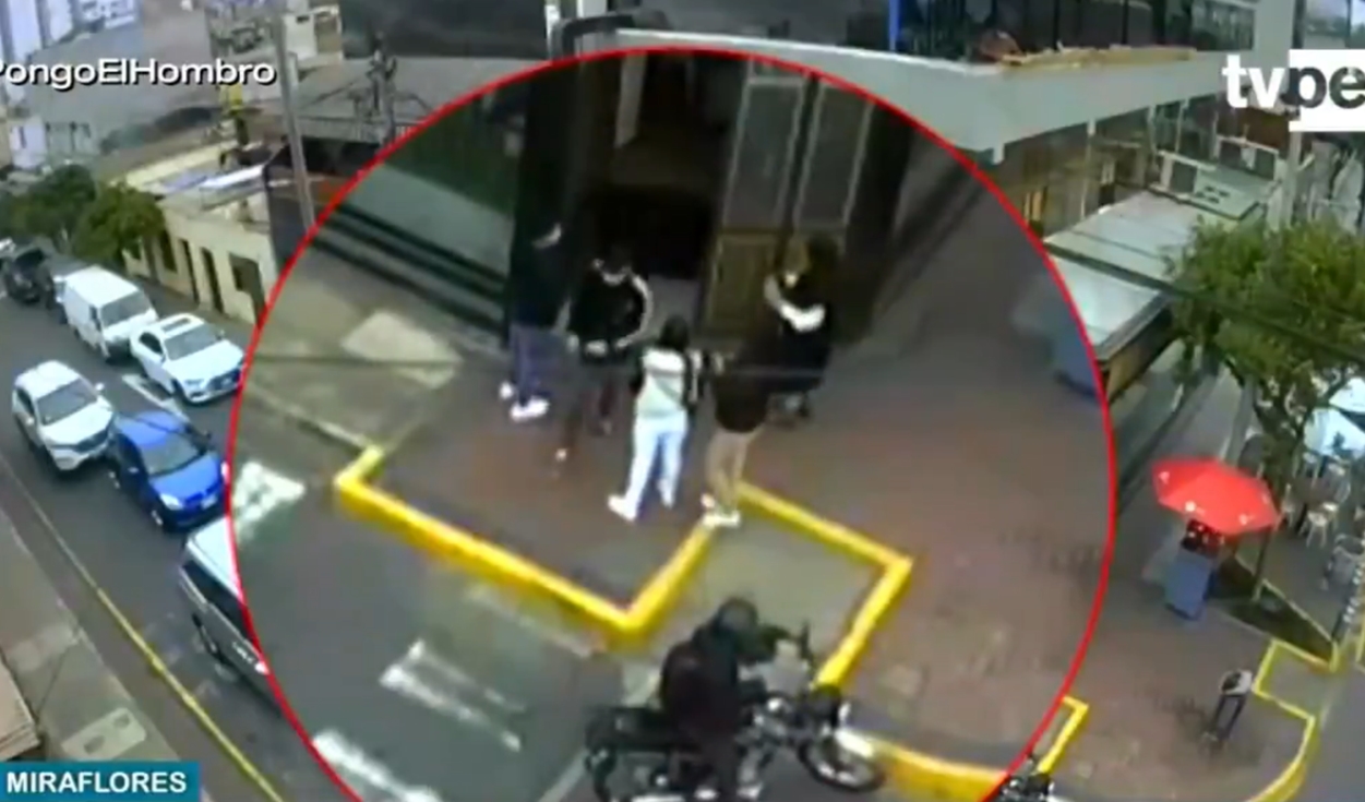 Las cámaras de seguridad captaron el momento del robo a comensal. Foto: captura de TV Perú