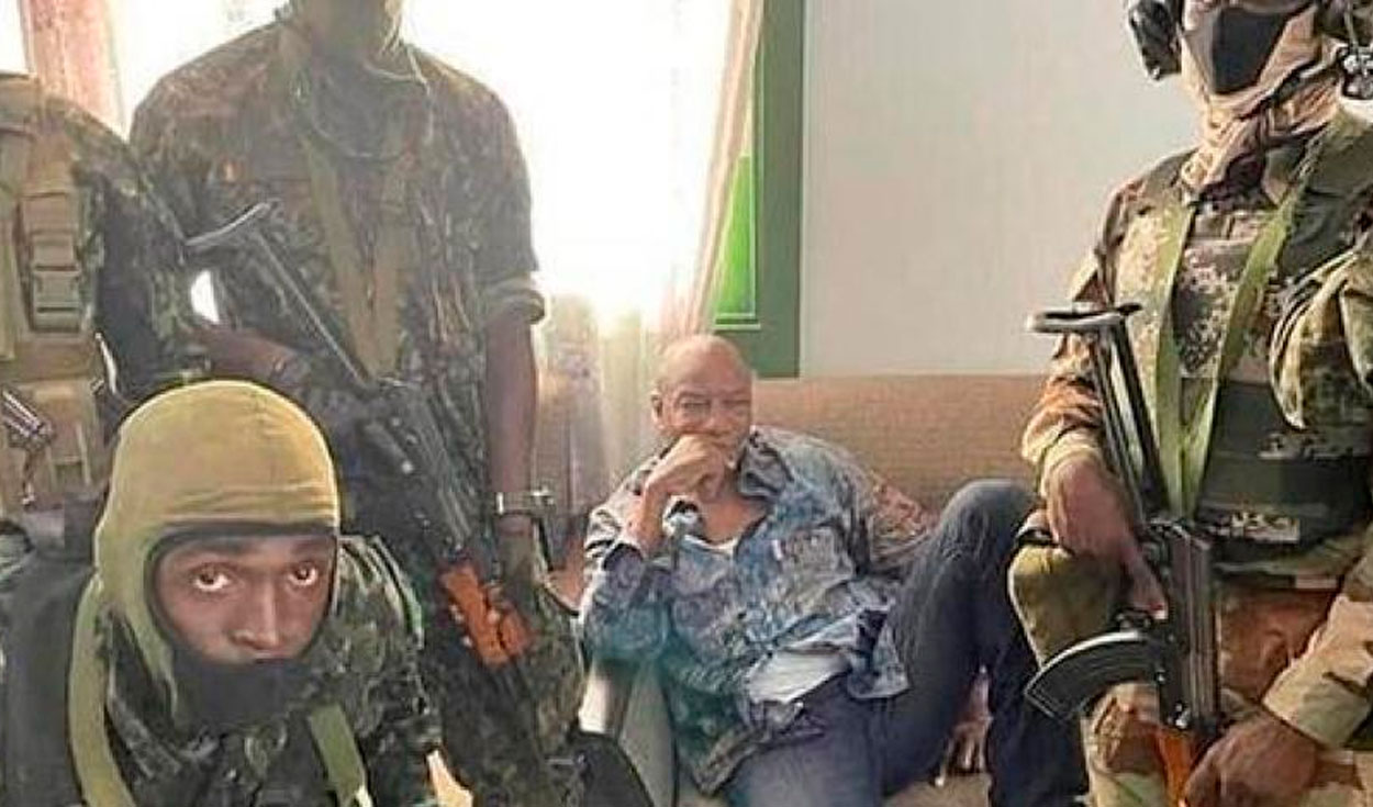 Una fotografía facilitada por el ejército de Guinea muestra al presidente Alpha Conde detenido por las fuerzas especiales del ejército en Conakry. Foto: EFE