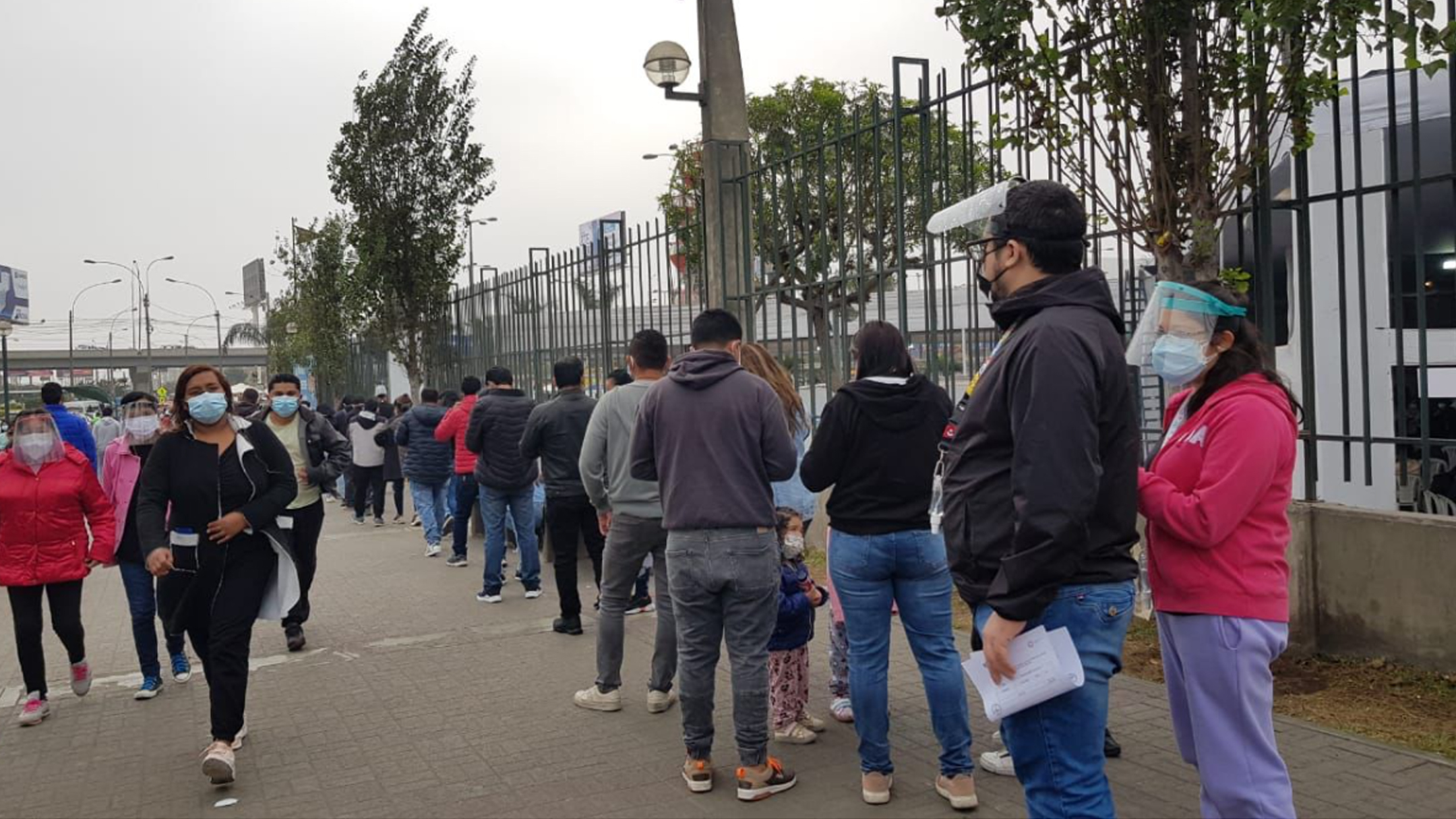 Jóvenes se mostraron contentos por recibir su primera dosis de la vacuna. Foto: Mary Luz / URPI - LR