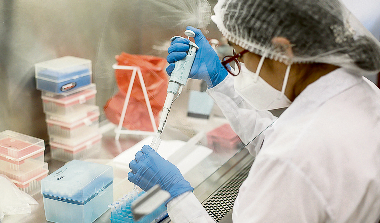 Más análisis. Urgen más laboratorios para vigilar al virus. Foto: Antonio Melgarejo / La República