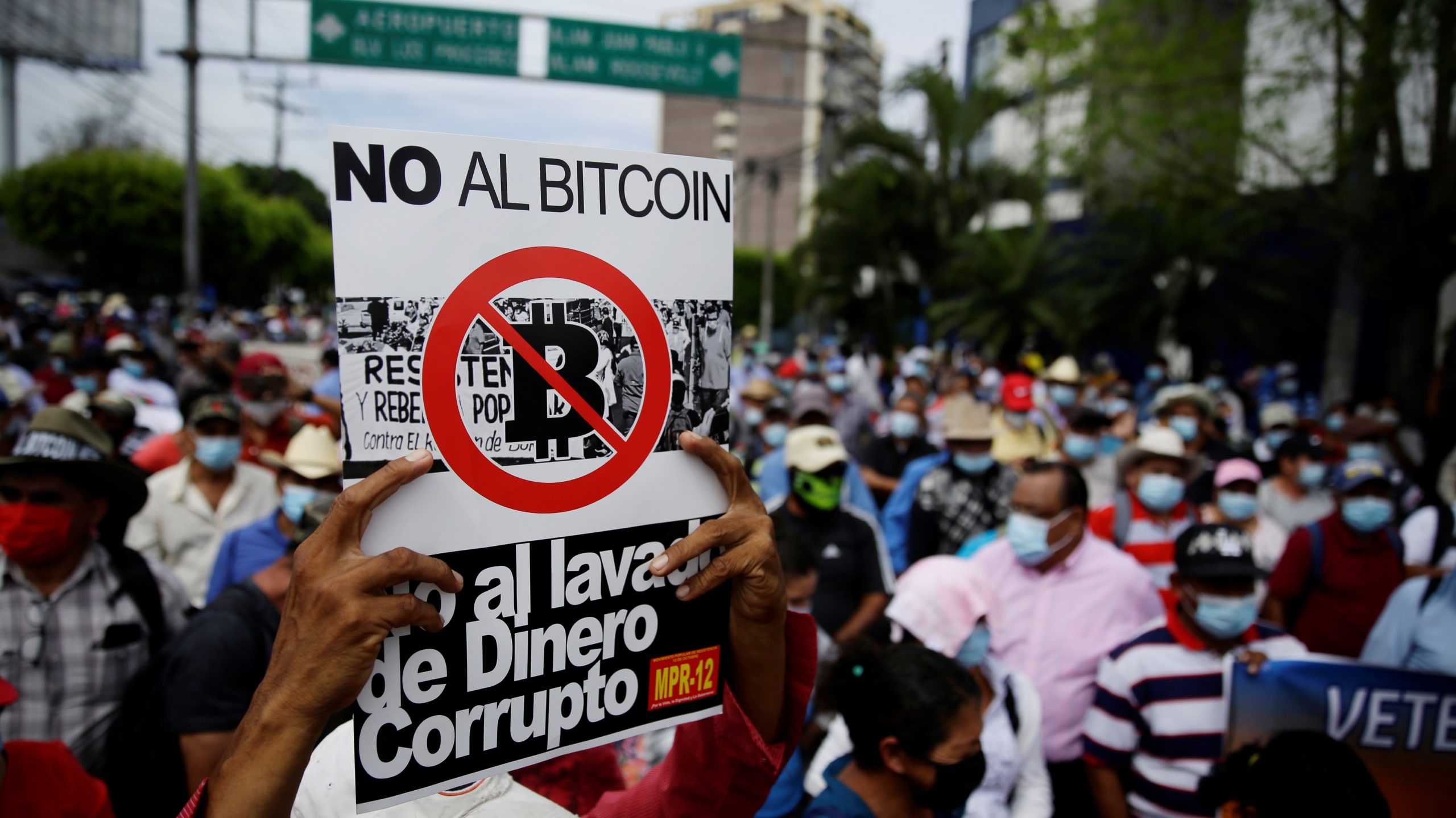 Exguerrilleros y veteranos del Ejército de El Salvador protestan contra el uso del bitcoin como moneda legal, hoy, en San Salvador (El Salvador). EFE/ Rodrigo Sura
