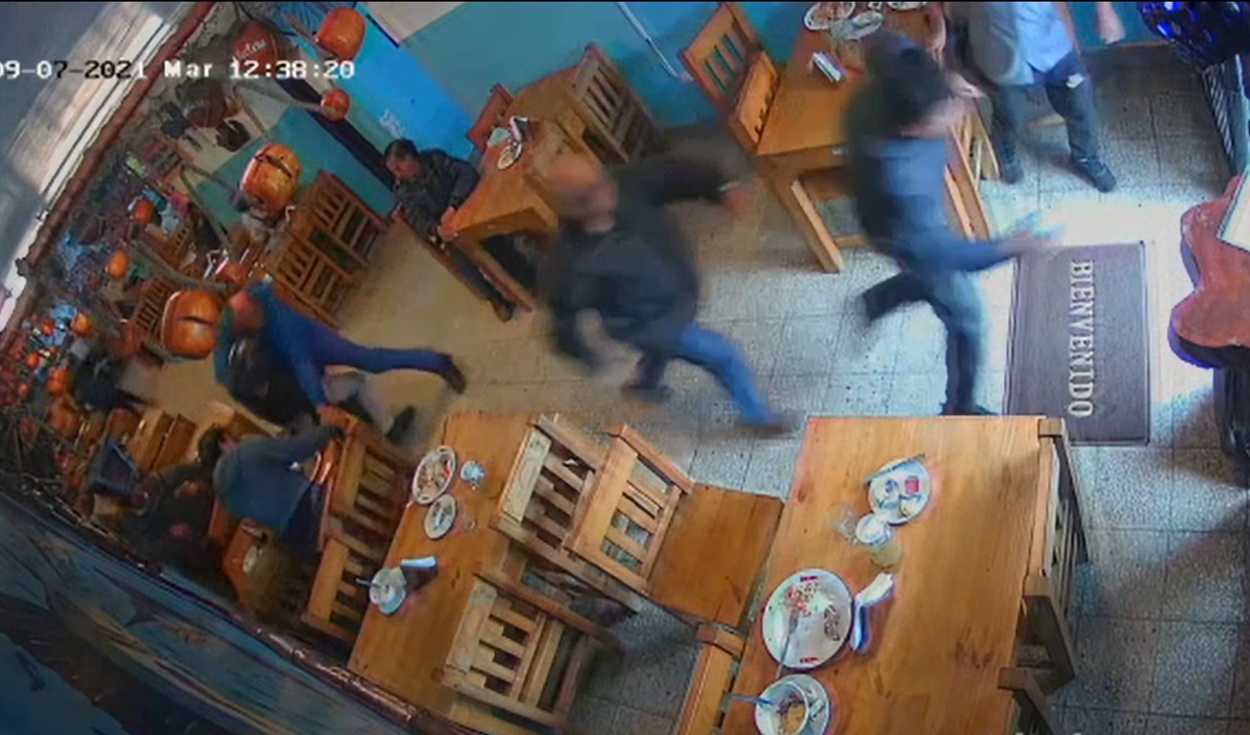 El resto de clientes escaparon del lugar tras ver el asalto. Foto: captura de video