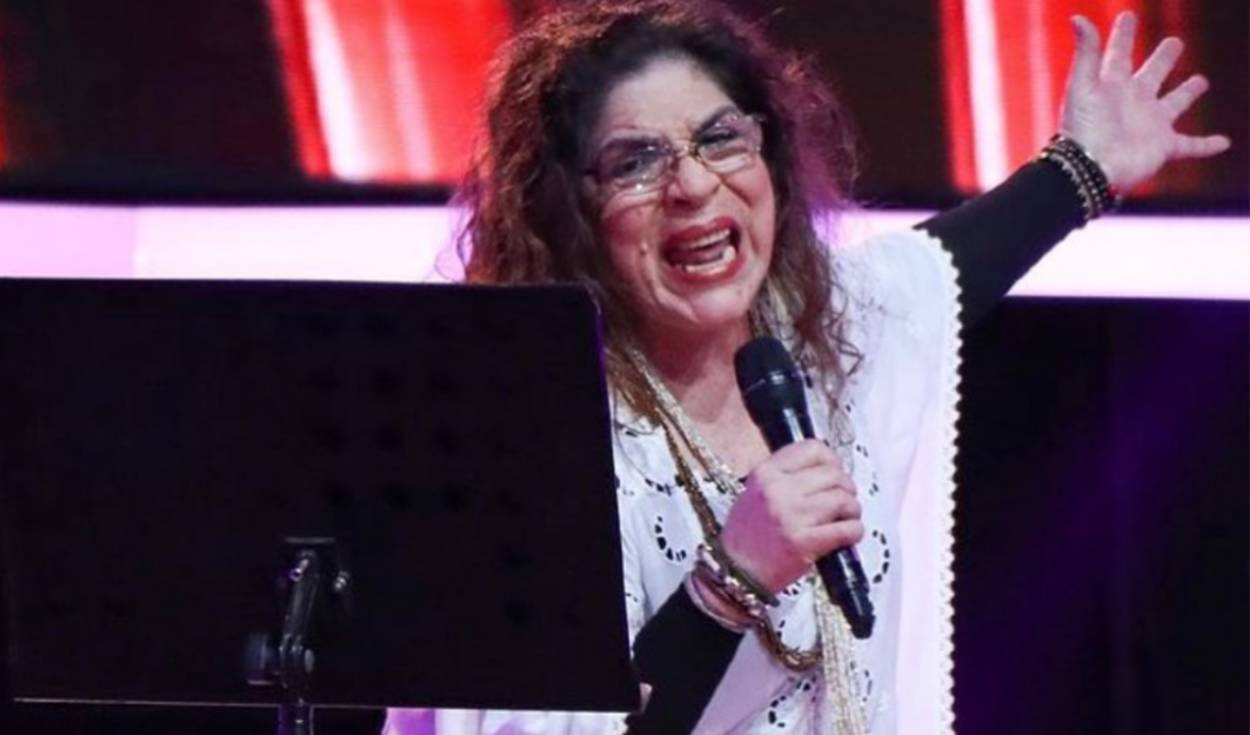 Lourdes Carhuas canta 'Ritmo, color y sabor' en el escenario de La voz senior. Foto: Lourdes Carhuas/ Instagram