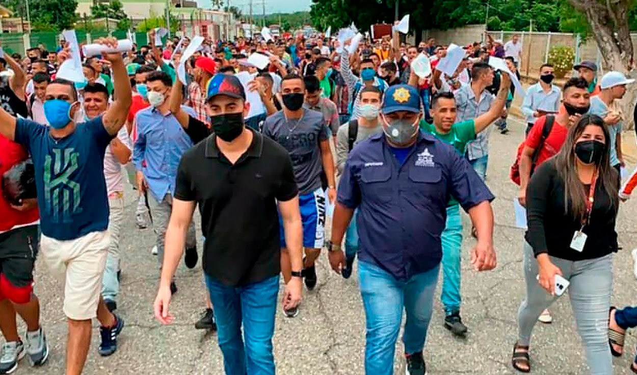 El Gobierno chavista continúa liberando a cientos de presos. En imagen, exreos caminando por la avenida Andrés Bello con sus boletas de excarcelación en mano. Foto: Twitter/Jhorman Cruz