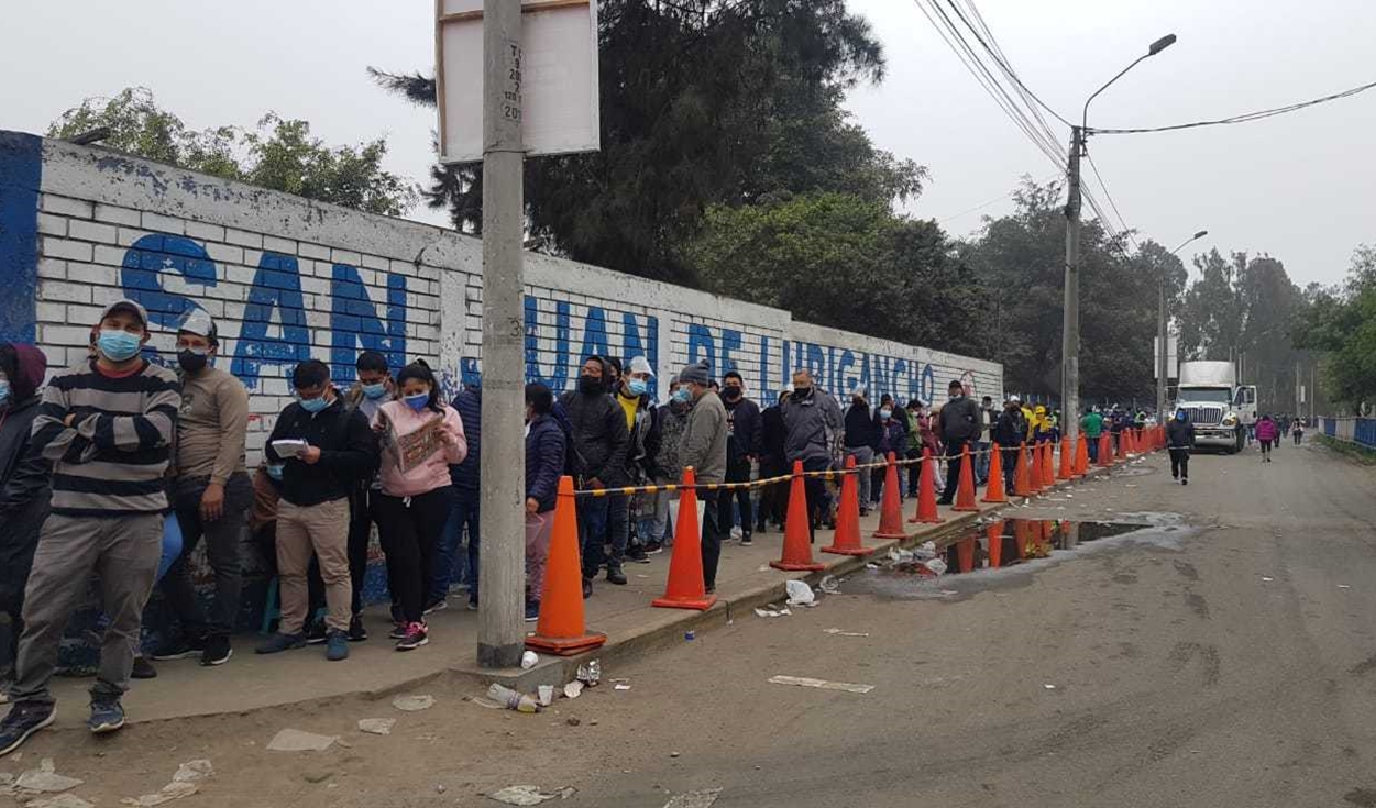 Reportaron largas colas en vacunatorio de San Juan de Lurigancho. Foto: Gianella Aguirre / URPI-LR