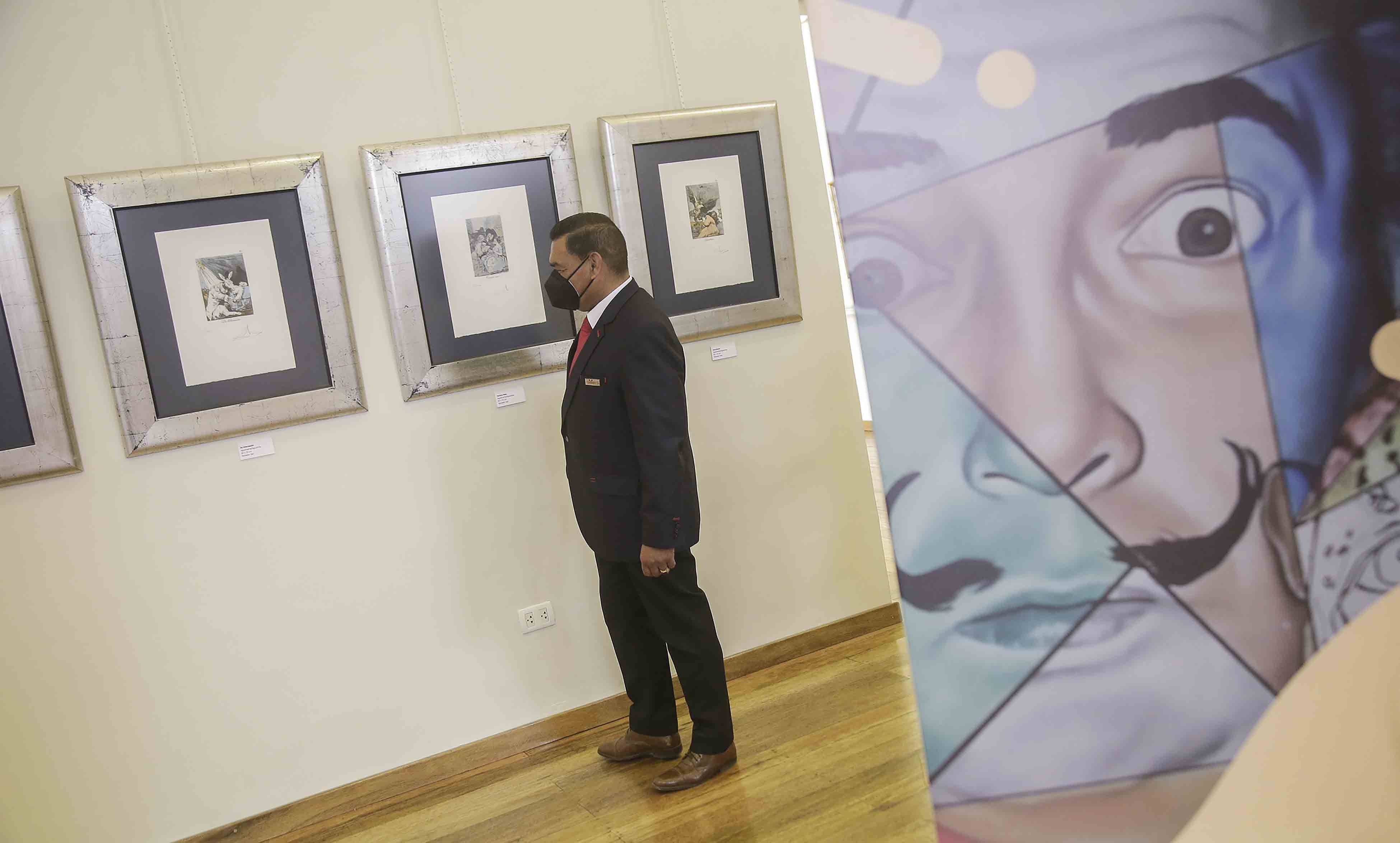 El genio del bigote. Herrera Palma en la exposición de la obra de Dalí sobre Goya que se inaugura este jueves. Foto: Rodrigo Talavera/ La República