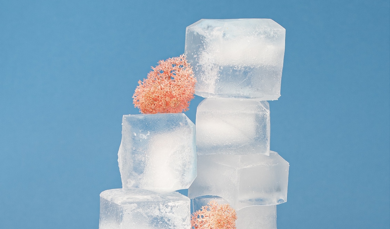 Un cubo de hielo puede ser un gran estimulante erótico para potenciar las sensaciones. Foto: Unsplash
